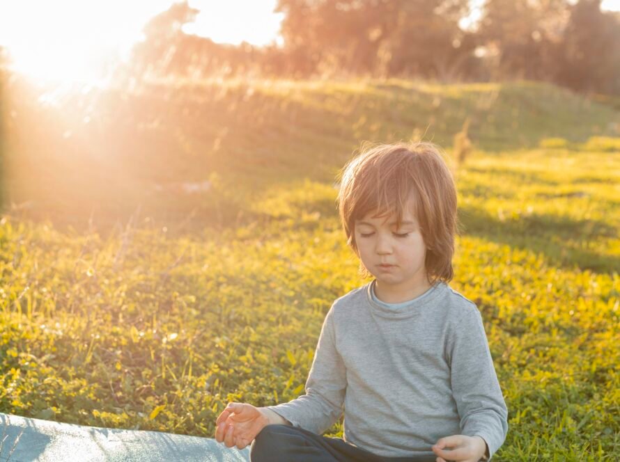 El Mindfulness se trata de una técnica de meditación que persigue la atención plena al momento presente de forma consciente, aceptando aquellas experiencias o sensaciones que emerjan, sin juicio y con curiosidad, como si fuésemos principiantes. El Mindfulness no es una técnica de relajación, sino una actitud, una forma de relacionarse con las experiencias internas y con los acontecimientos basada en la conciencia plena de su presencia y en la aceptación de las mismas.